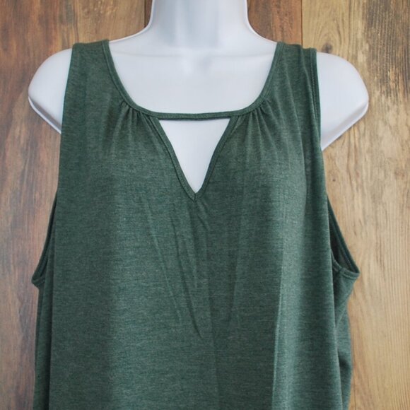 Emery Rose Plus Size Cut Out V Neck Tank Blouse Green 3XL - Picture 2 of 7